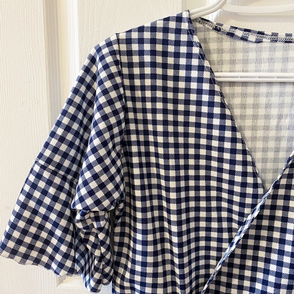 Cute plaid blouse with raffles and tie - Picture 3 of 4